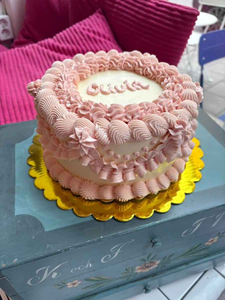 Bollos Bakery, vegan bakery Stockholm, vegan cakes Stockholm, custom cakes Stockholm, vegan bakery Vasastan, plant-based bakery, vegan croissant, vegan pastries, Click and Collect bakery, vegan birthday cake