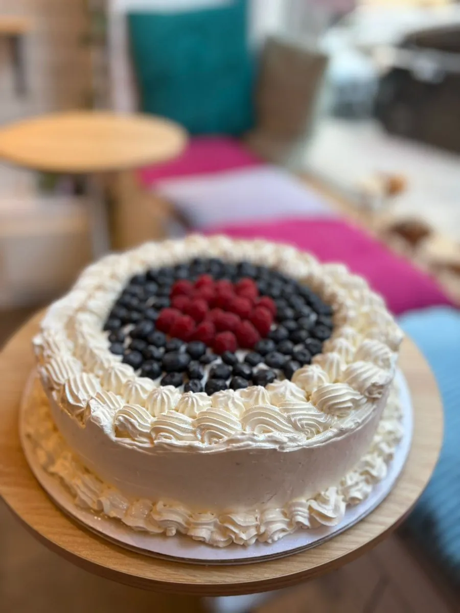 Bollos Bakery, vegan bakery Stockholm, vegan cakes Stockholm, custom cakes Stockholm, vegan bakery Vasastan, plant-based bakery, vegan croissant, vegan pastries, Click and Collect bakery, vegan birthday cake