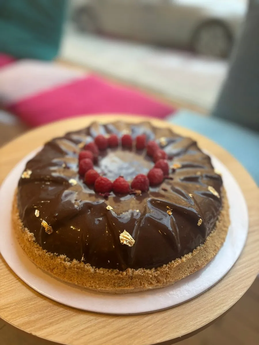 Bollos Bakery, vegan bakery Stockholm, vegan cakes Stockholm, custom cakes Stockholm, vegan bakery Vasastan, plant-based bakery, vegan croissant, vegan pastries, Click and Collect bakery, vegan birthday cake