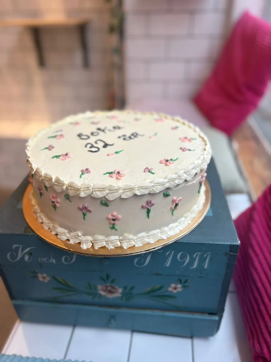 Bollos Bakery, vegan bakery Stockholm, vegan cakes Stockholm, custom cakes Stockholm, vegan bakery Vasastan, plant-based bakery, vegan croissant, vegan pastries, Click and Collect bakery, vegan birthday cake