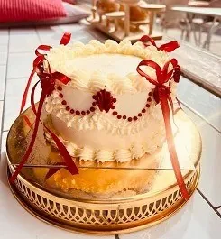 Bollos Bakery, vegan bakery Stockholm, vegan cakes Stockholm, custom cakes Stockholm, vegan bakery Vasastan, plant-based bakery, vegan croissant, vegan pastries, Click and Collect bakery, vegan birthday cake