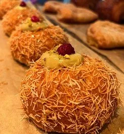 Bollos Bakery, vegan bakery Stockholm, vegan cakes Stockholm, custom cakes Stockholm, vegan bakery Vasastan, plant-based bakery, vegan croissant, vegan pastries, Click and Collect bakery, vegan birthday cake