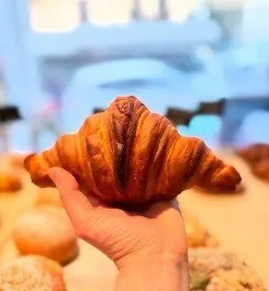 Bollos Bakery, vegan bakery Stockholm, vegan cakes Stockholm, custom cakes Stockholm, vegan bakery Vasastan, plant-based bakery, vegan croissant, vegan pastries, Click and Collect bakery, vegan birthday cake