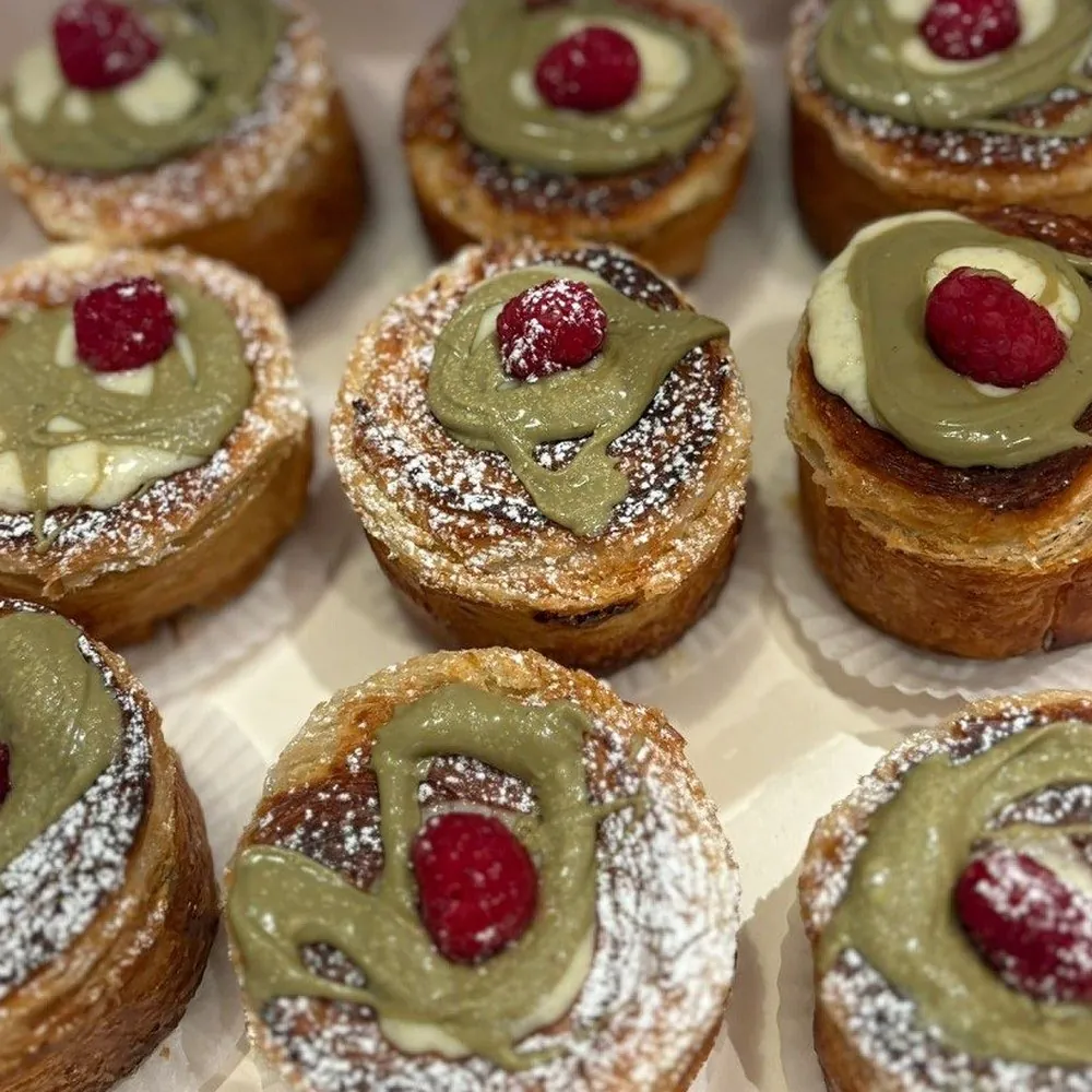 Bollos Bakery, vegan bakery Stockholm, vegan cakes Stockholm, custom cakes Stockholm, vegan bakery Vasastan, plant-based bakery, vegan croissant, vegan pastries, Click and Collect bakery, vegan birthday cake