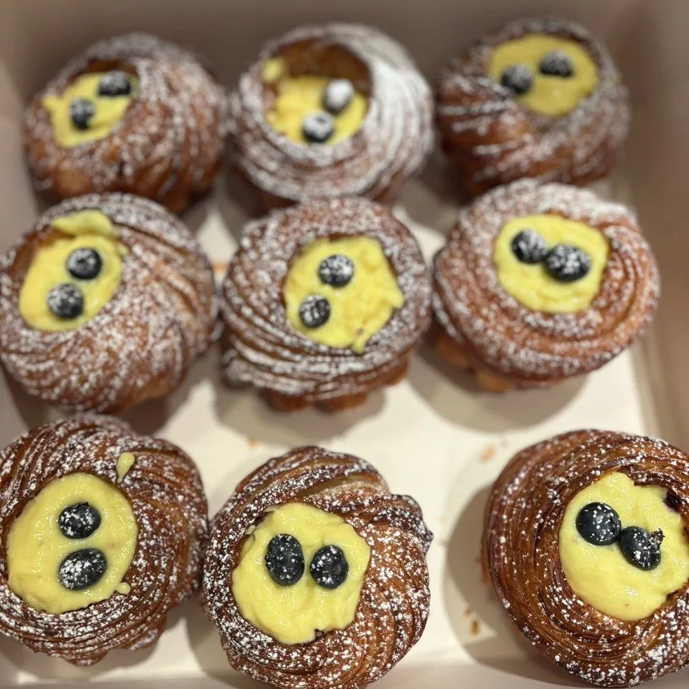 Bollos Bakery, vegan bakery Stockholm, vegan cakes Stockholm, custom cakes Stockholm, vegan bakery Vasastan, plant-based bakery, vegan croissant, vegan pastries, Click and Collect bakery, vegan birthday cake