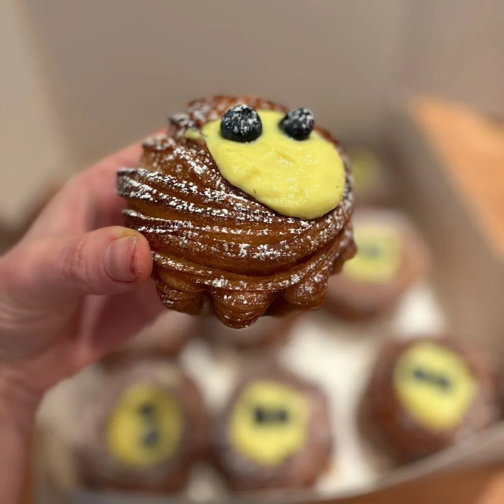 Bollos Bakery, vegan bakery Stockholm, vegan cakes Stockholm, custom cakes Stockholm, vegan bakery Vasastan, plant-based bakery, vegan croissant, vegan pastries, Click and Collect bakery, vegan birthday cake