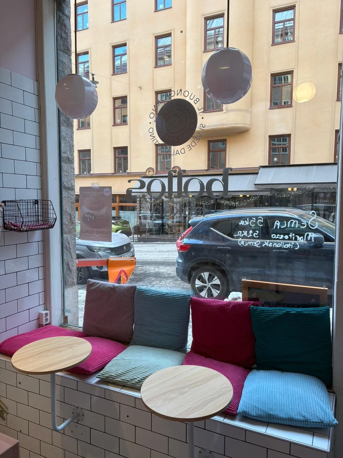 Bollos Bakery, vegan bakery Stockholm, vegan cakes Stockholm, custom cakes Stockholm, vegan bakery Vasastan, plant-based bakery, vegan croissant, vegan pastries, Click and Collect bakery, vegan birthday cake