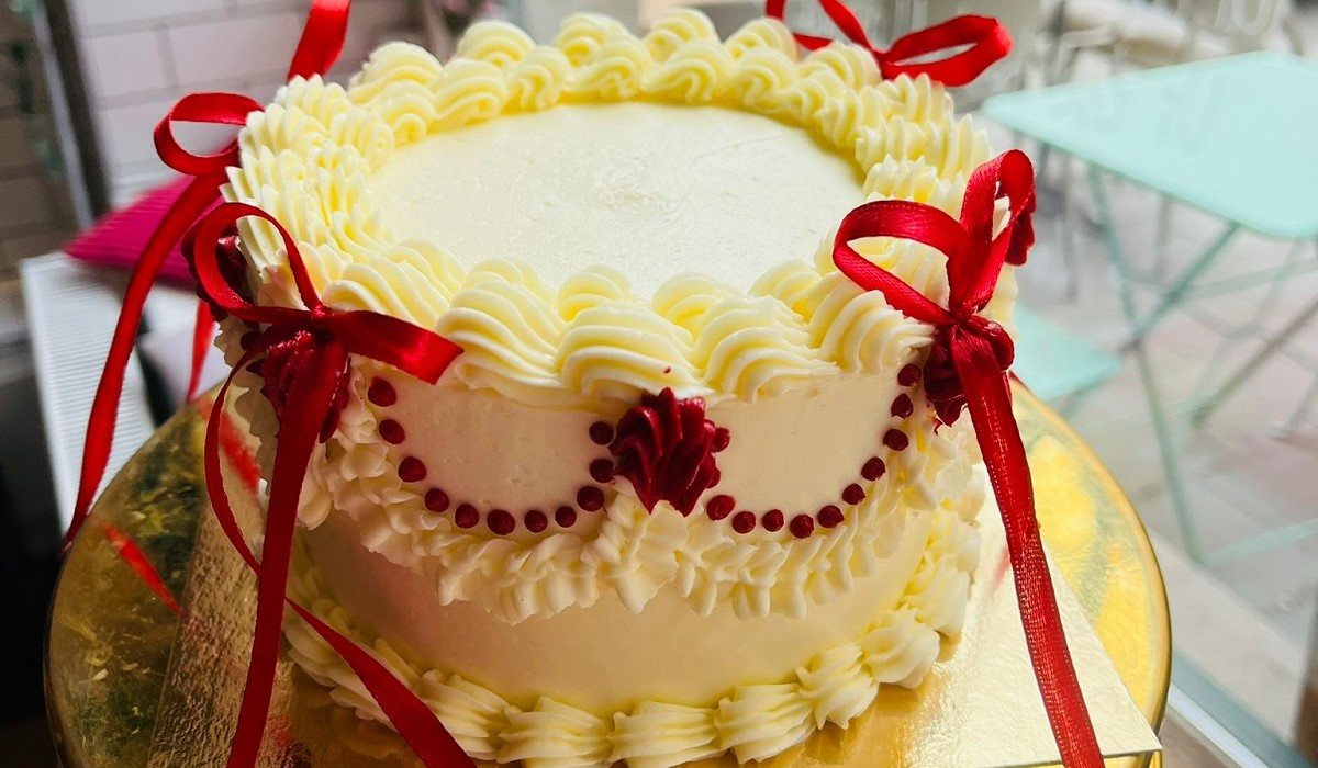 Bollos Bakery, vegan bakery Stockholm, vegan cakes Stockholm, custom cakes Stockholm, vegan bakery Vasastan, plant-based bakery, vegan croissant, vegan pastries, Click and Collect bakery, vegan birthday cake