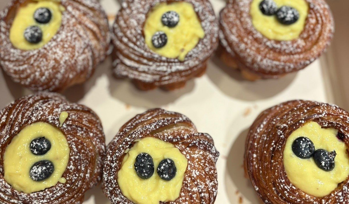 Bollos Bakery, vegan bakery Stockholm, vegan cakes Stockholm, custom cakes Stockholm, vegan bakery Vasastan, plant-based bakery, vegan croissant, vegan pastries, Click and Collect bakery, vegan birthday cake