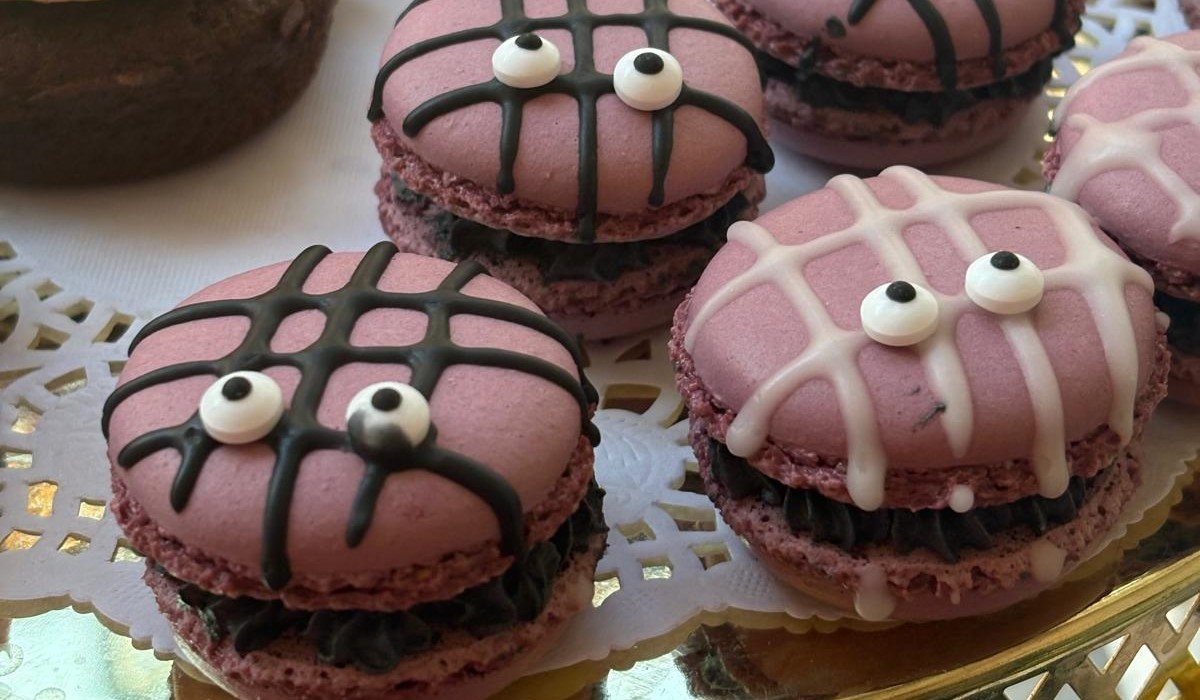 Bollos Bakery, vegan bakery Stockholm, vegan cakes Stockholm, custom cakes Stockholm, vegan bakery Vasastan, plant-based bakery, vegan croissant, vegan pastries, Click and Collect bakery, vegan birthday cake