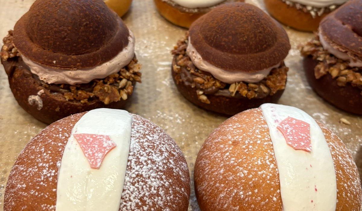 Bollos Bakery, vegan bakery Stockholm, vegan cakes Stockholm, custom cakes Stockholm, vegan bakery Vasastan, plant-based bakery, vegan croissant, vegan pastries, Click and Collect bakery, vegan birthday cake